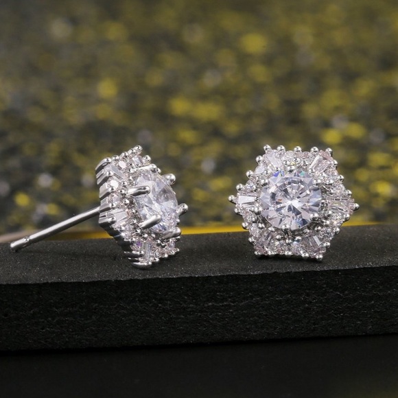 NEW 18K White Gold Diamond Stud Earrings - Picture 2 of 7